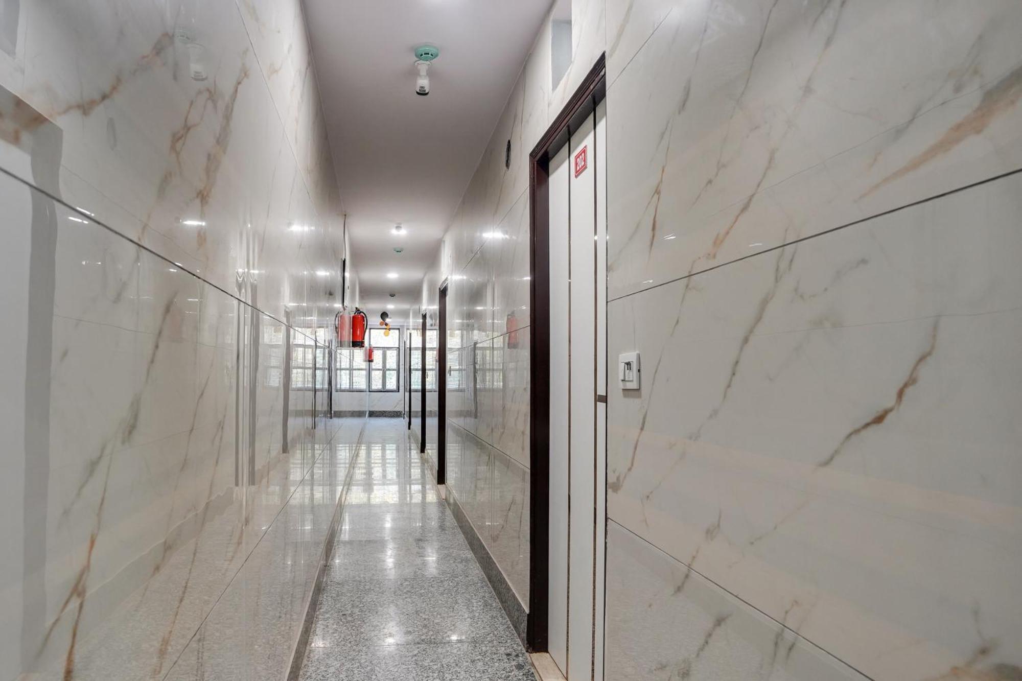 Super Hotel O Hotel Gold Star New Delhi Eksteriør billede
