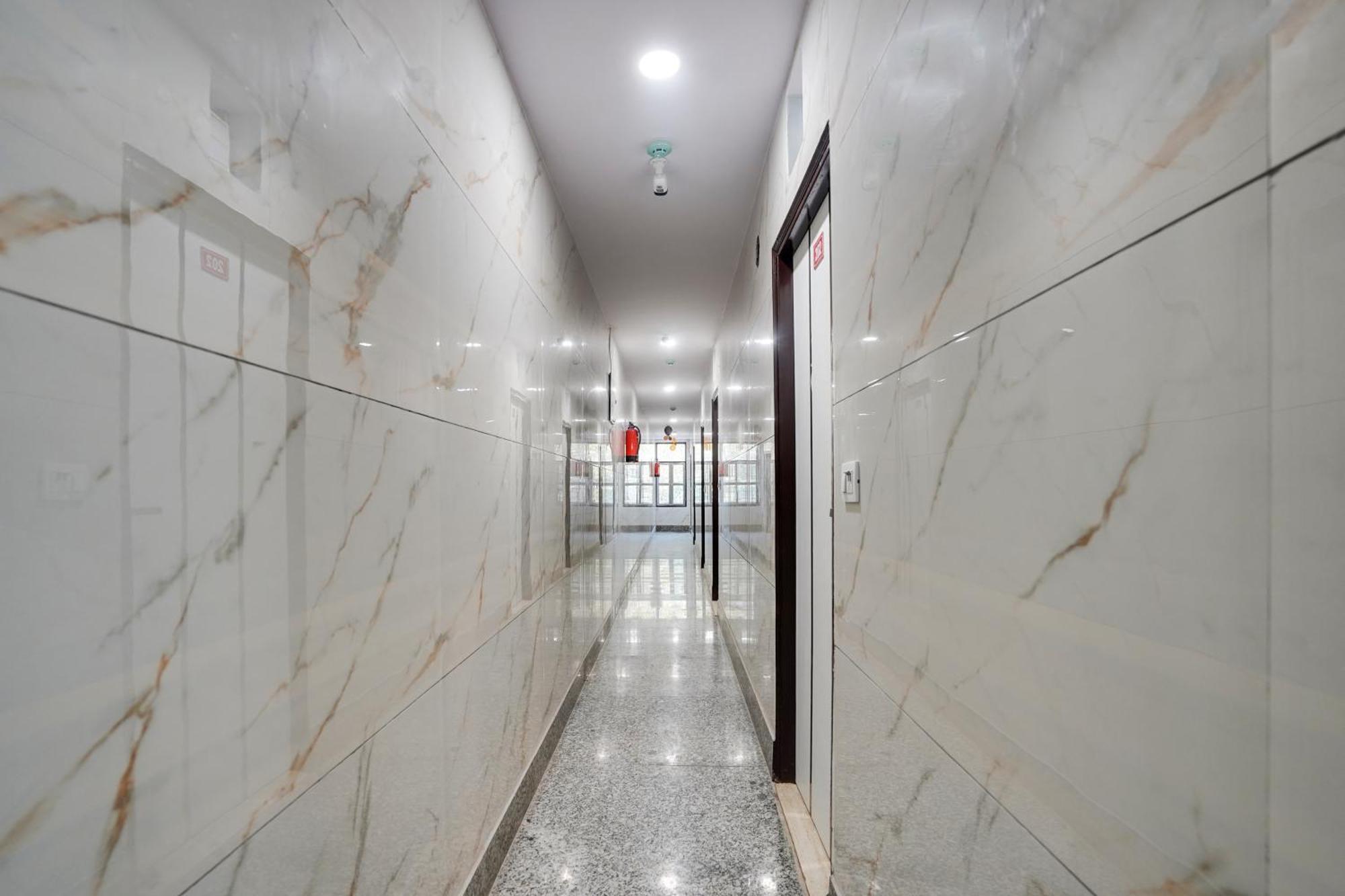 Super Hotel O Hotel Gold Star New Delhi Eksteriør billede